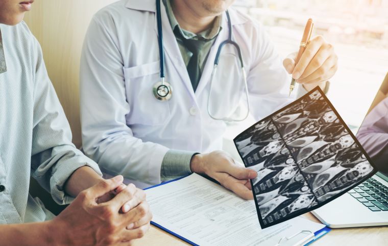 medico mostrando exame de cirurgia torácica