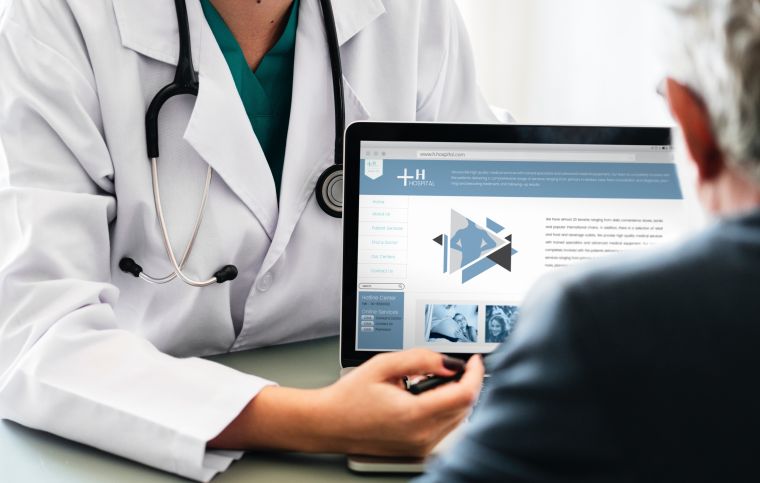 infectologista atendendo paciente